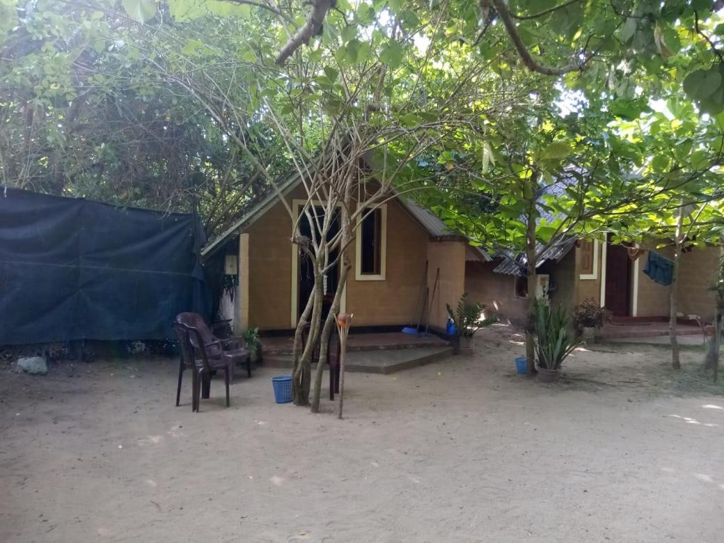By The C' Cabanas Hikkaduwa Bagian luar foto